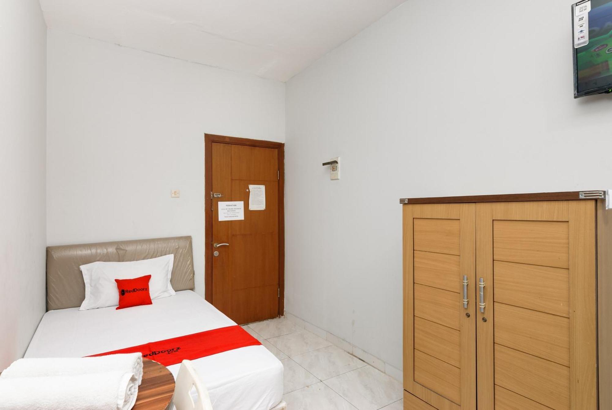Hotel Reddoorz Near Mandaya Royal Hospital Puri Tangerang Exterior foto