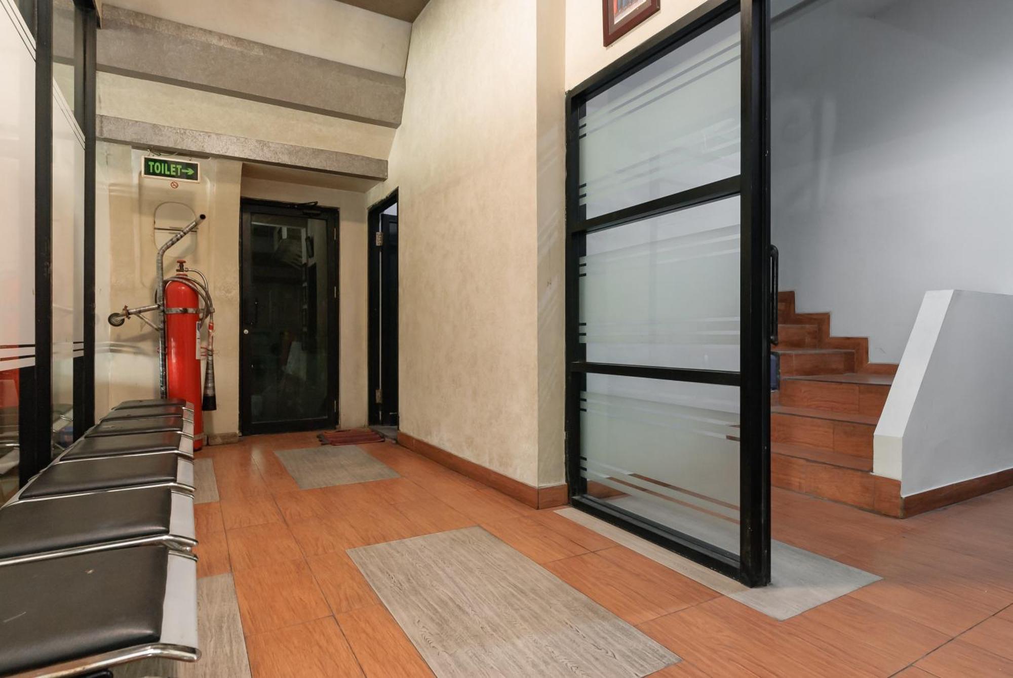 Hotel Reddoorz Near Mandaya Royal Hospital Puri Tangerang Exterior foto
