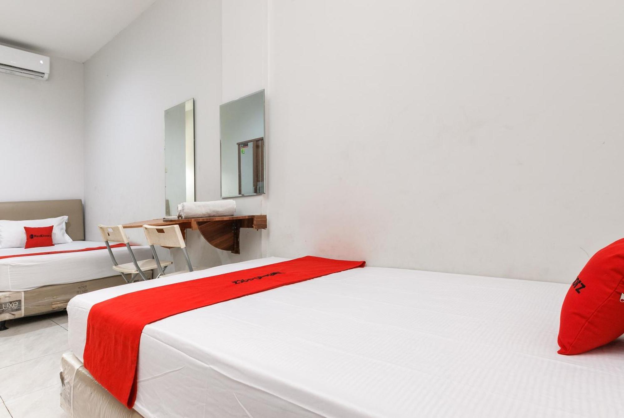 Hotel Reddoorz Near Mandaya Royal Hospital Puri Tangerang Exterior foto