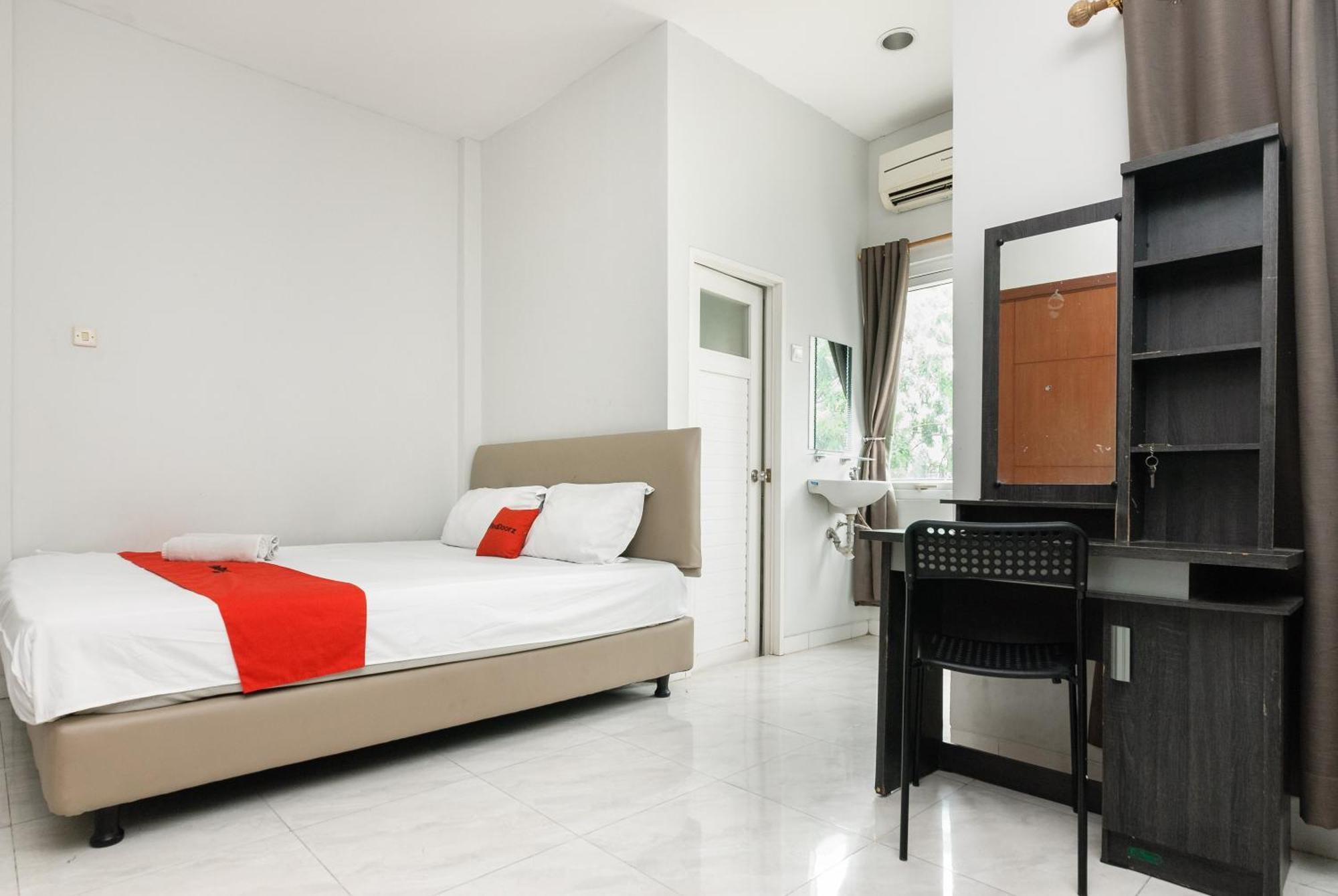 Hotel Reddoorz Near Mandaya Royal Hospital Puri Tangerang Exterior foto