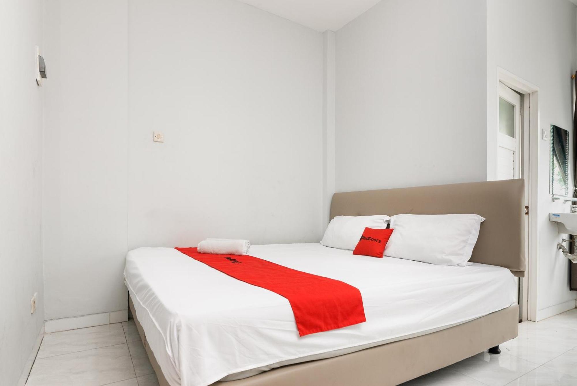 Hotel Reddoorz Near Mandaya Royal Hospital Puri Tangerang Exterior foto