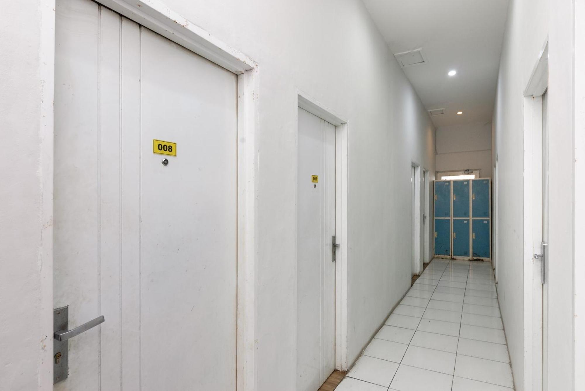 Hotel Reddoorz Near Mandaya Royal Hospital Puri Tangerang Exterior foto