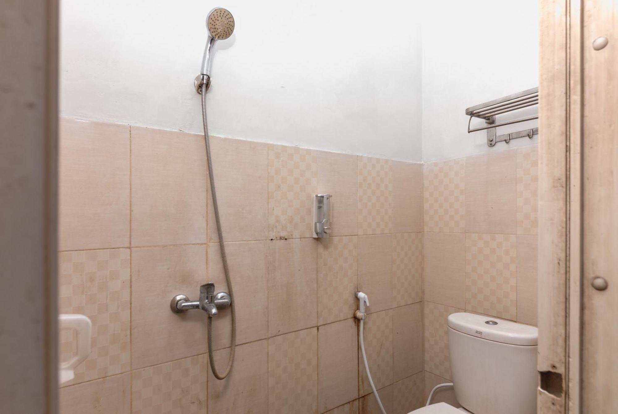 Hotel Reddoorz Near Mandaya Royal Hospital Puri Tangerang Exterior foto