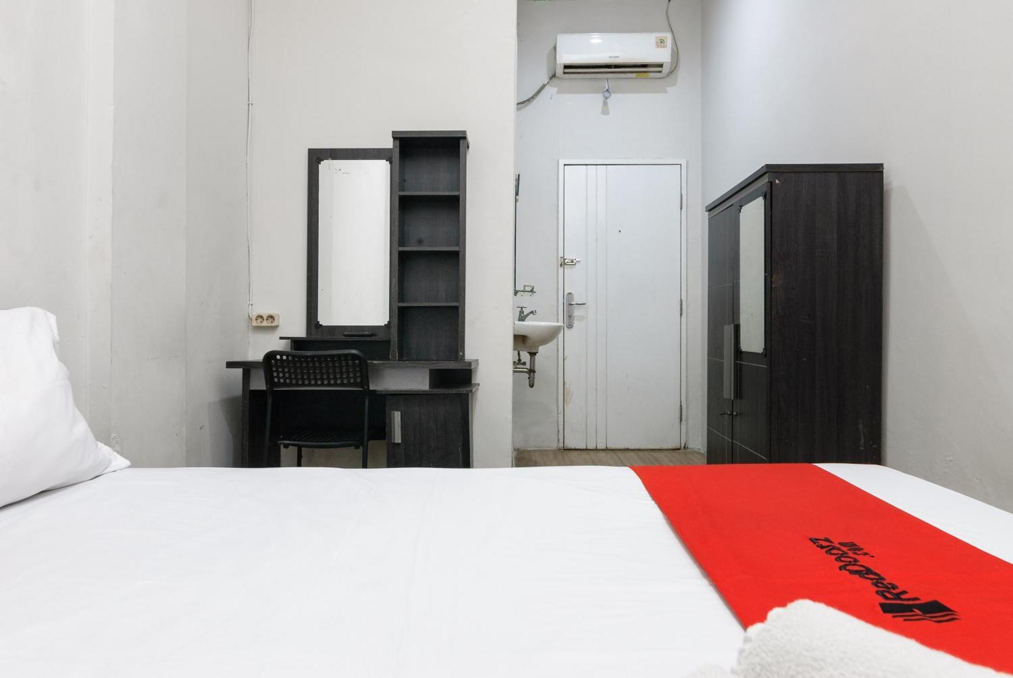 Hotel Reddoorz Near Mandaya Royal Hospital Puri Tangerang Exterior foto