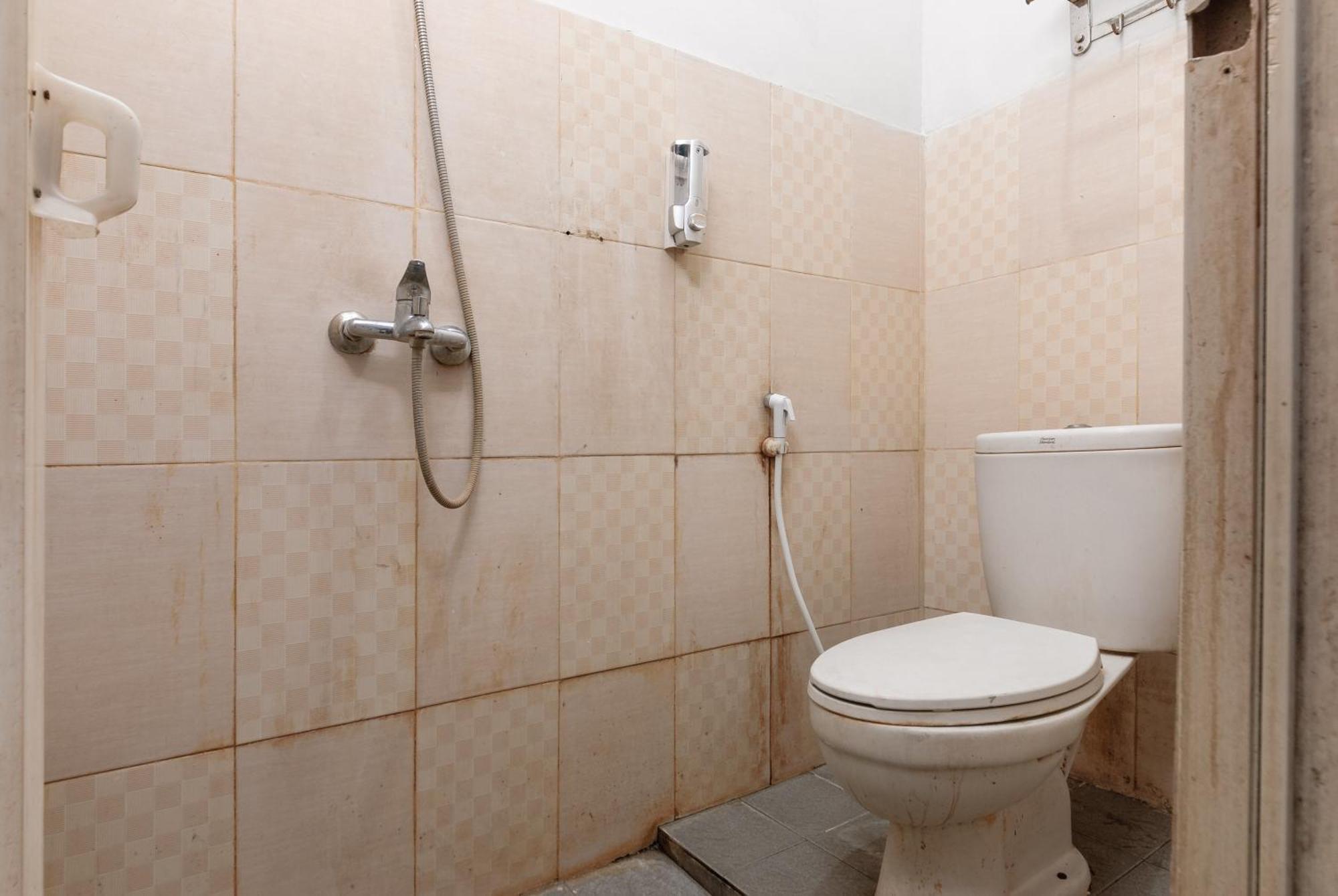 Hotel Reddoorz Near Mandaya Royal Hospital Puri Tangerang Exterior foto