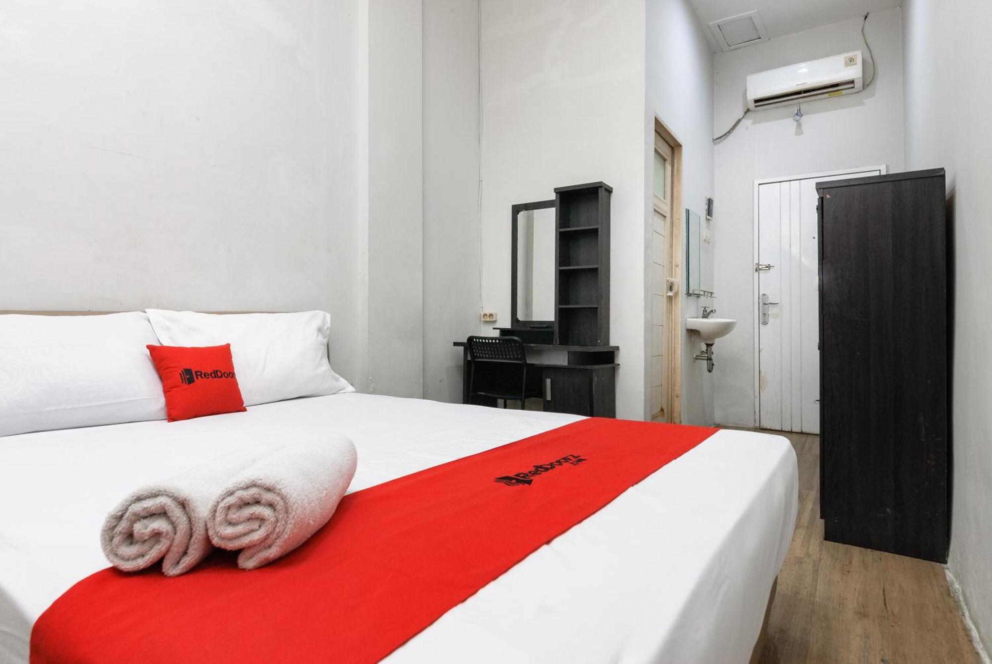 Hotel Reddoorz Near Mandaya Royal Hospital Puri Tangerang Exterior foto