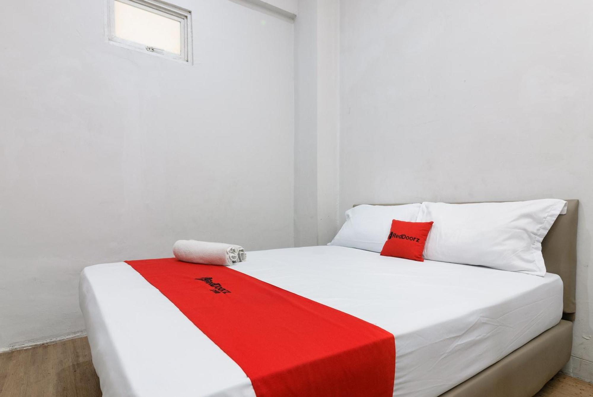 Hotel Reddoorz Near Mandaya Royal Hospital Puri Tangerang Exterior foto